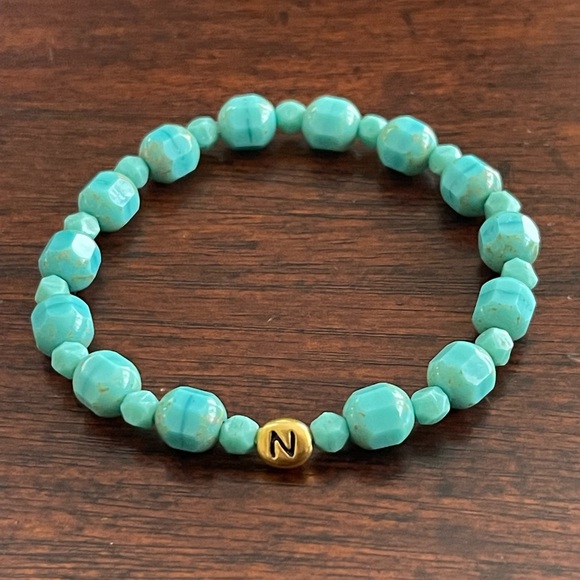 Vintage Jewelry - Initial N turquoise blue glass bead stretchy bangle bracelet